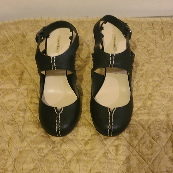 Shoes - Picture 6 of 8